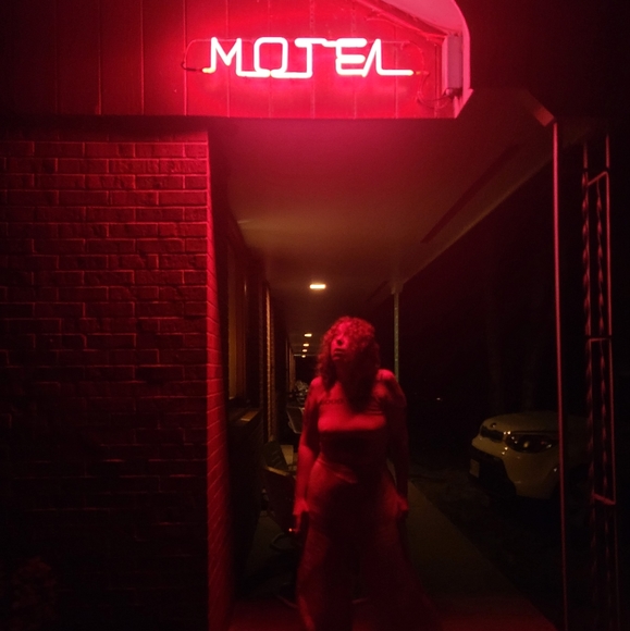 Meet your Posher, Kristen - Picture 2 of 3